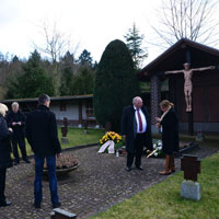 Kranzniederlegung am Grab von P. Richard Henkes in Limburg