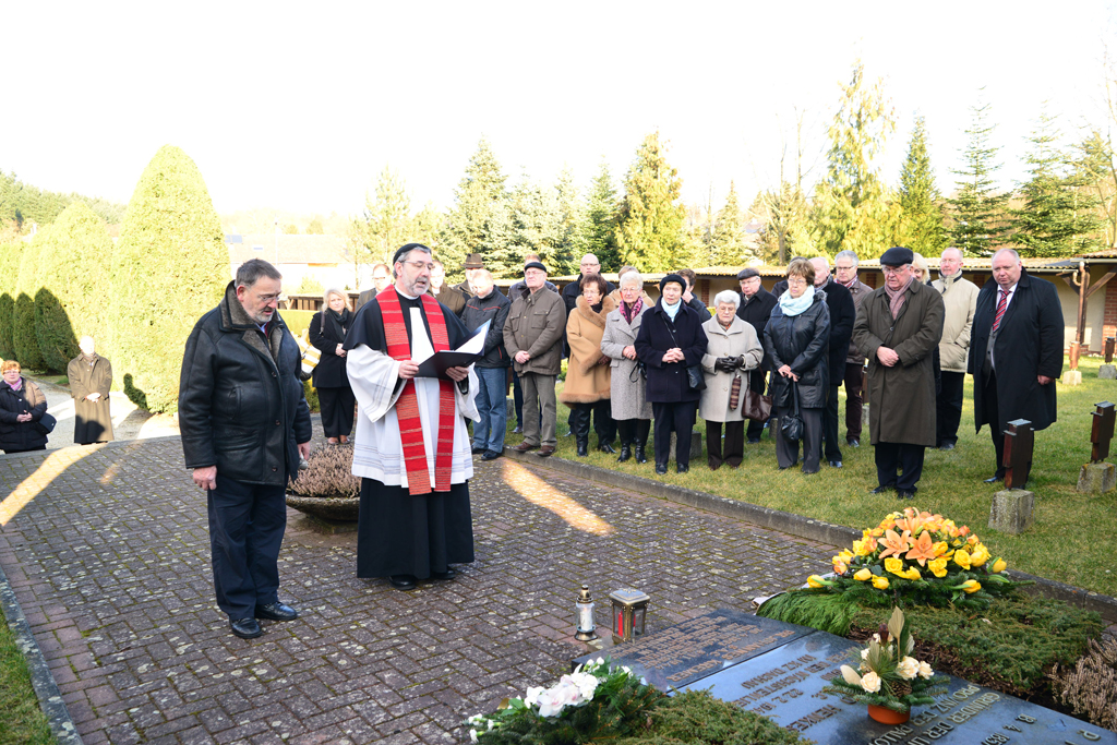 Deutsche und Tschechen gemeinsam am Grab von P. Richard Henkes in Limburg