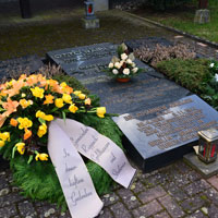 Kranzniederlegung am Grab von P. Richard Henkes in Limburg
